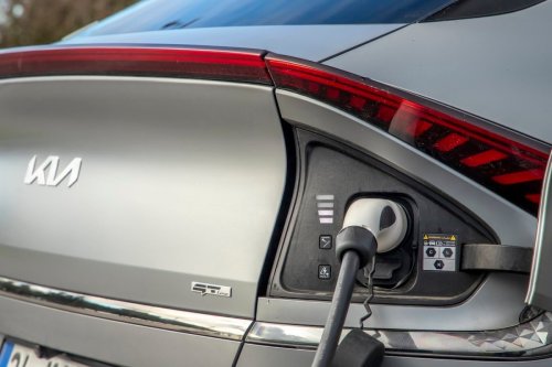 This Kia dealership takes a savage shot at Tesla, and the Internet is loving it