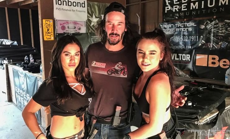 WHY KEANU REEVES NEVER MAKES CONTACT WITH FANS WHEN TAKING PICTURES