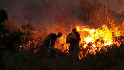 Firefighters battle blaze in Bosnia