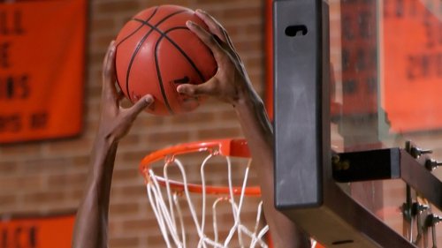 Watch 7'11 Nigerian basketball player's epic dunk over Shaq