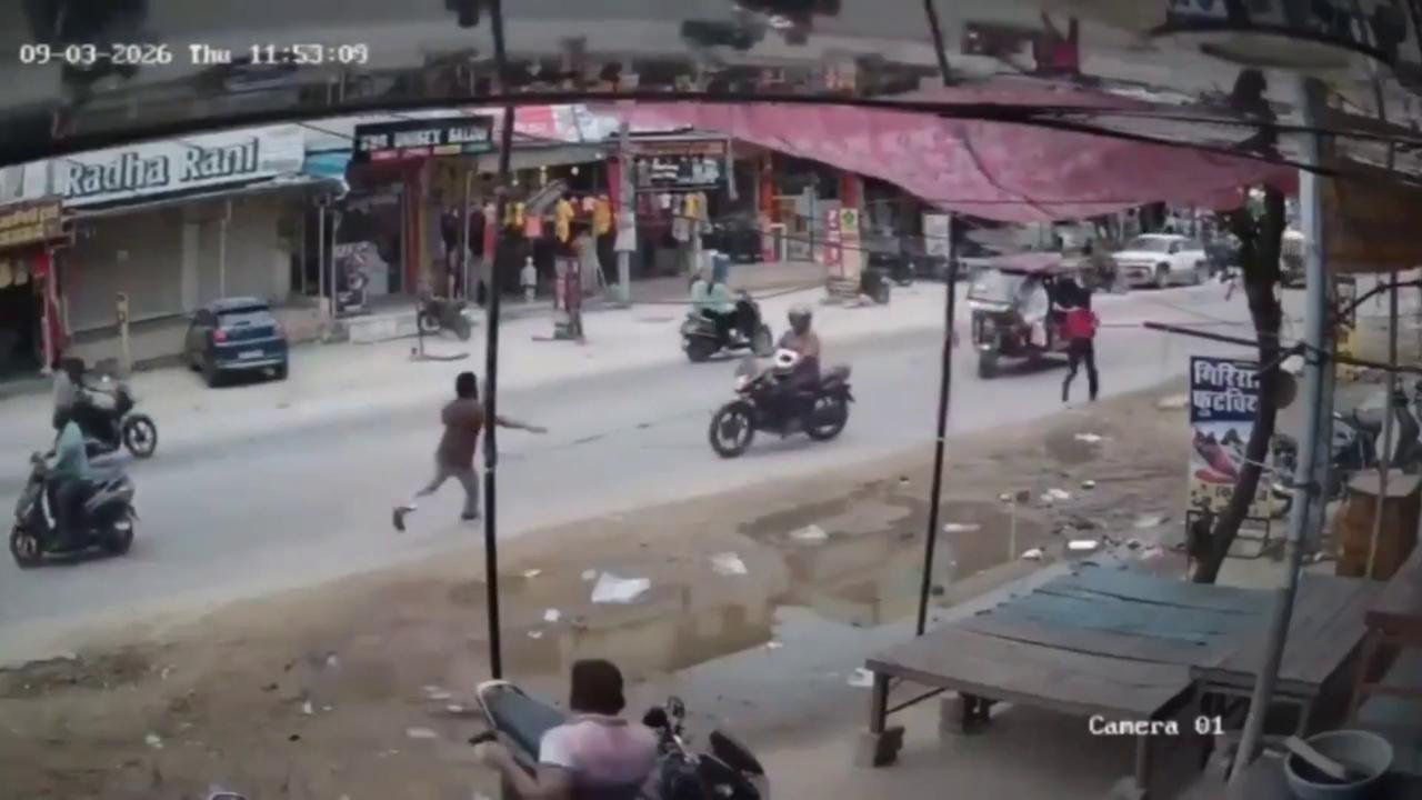 India: Woman poses as customer to buy ring, flees jewellery shop with $21,166 box before shopkeeper gives chase.