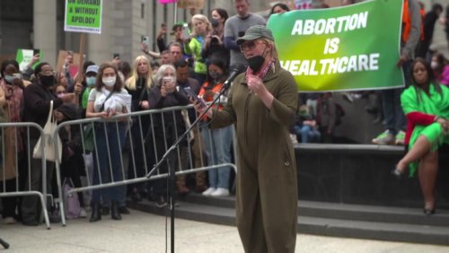 Amy Schumer and New York Attorney General address pro-choice rally