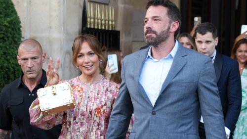 La lune de miel de Jennifer Lopez et Ben Affleck à Paris attire les foules