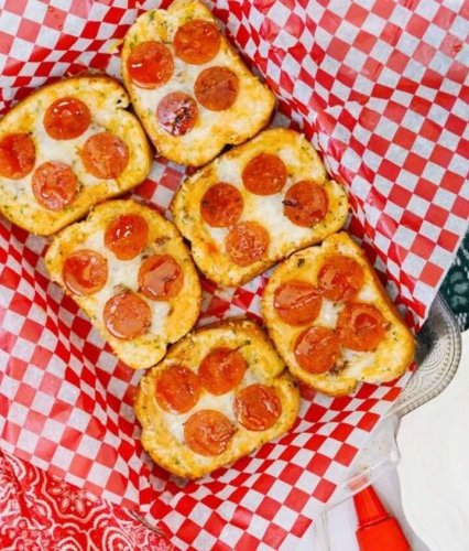 The viral hot honey Texas toast pizza will change your life 