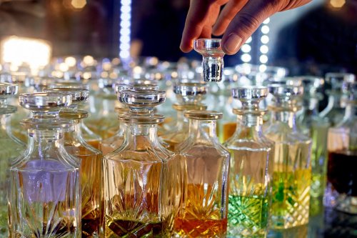 WHAT'S THE DIFFERENCE BETWEEN COLOGNE, EAU DE TOILETTE AND PERFUME?