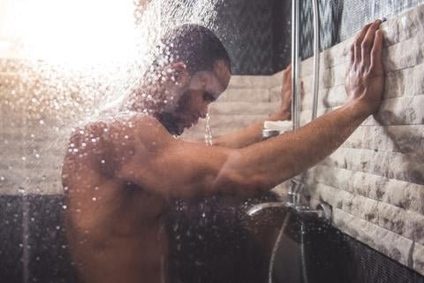 7 Reasons Men Should Take Cold Showers Everyday￼