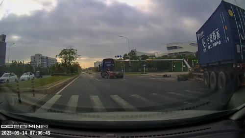 China: Truck's chassis comes loose and knocks over set of traffic lights
