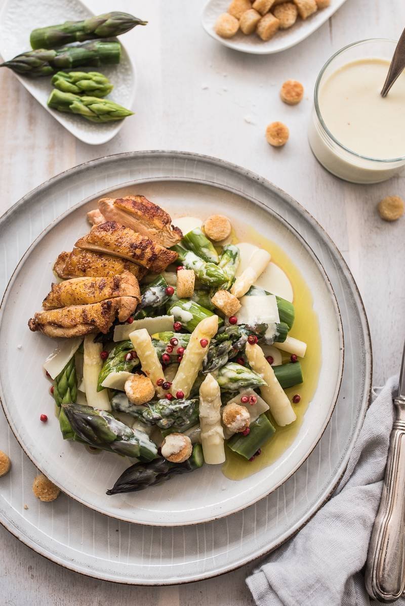 Spargelsalat Caesar Style mit Maispoularde und Knoblauch-Joghurt-Dressing - trickytine