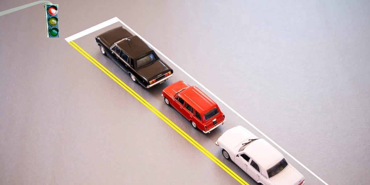How much space should you really give the car in front of you at red lights?