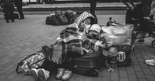 Ukraine war in photos: Children on the run