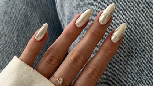 Vanilla Chrome Nails Are The Sweet & Classy Manicure Trend Of The Moment