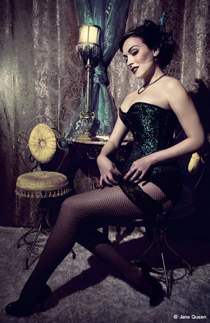 Jane Queen: Dangerously Dolly - Digital Photo Pro