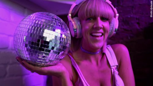 DJ spends her weekends in the LOO - spinning tracks to revellers while they relieve themselves
