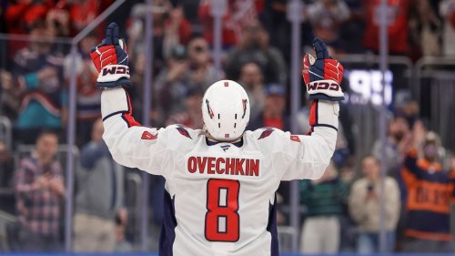895! Alex Ovechkin Breaks Wayne Gretzky's Career Goals Record