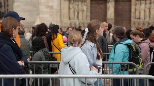 France: Crowds flock Notre Dame of Paris to pray in honor of Pope Francis