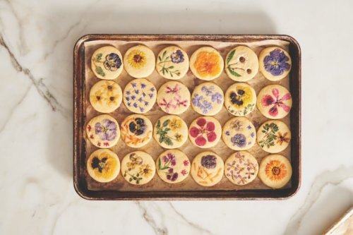 These shortbread flower cookies are a celebration of spring