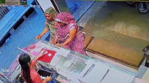India: Female thieves trick shop attendant, steal gold earrings worth $323