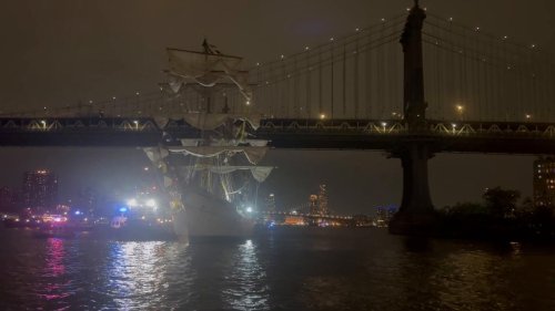 US: Mexican navy ship crashes into Brooklyn Bridge in New York City