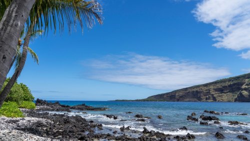 The Beautiful, Less-Crowded Hawaiian Beach Best For Fun Water Activities