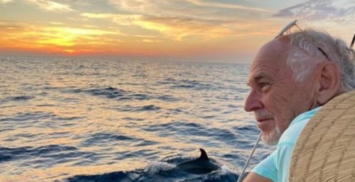 The surprising Jimmy Buffett cover recorded by Waylon Jennings