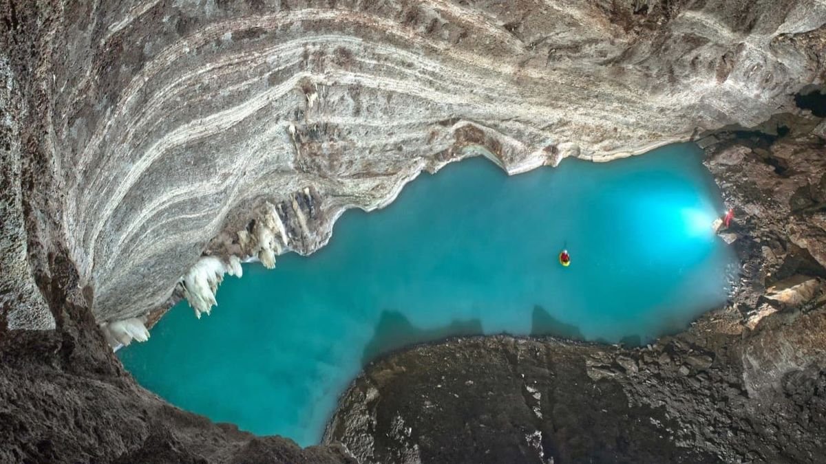 World's biggest underground thermal lake discovered in at the bottom of an abyss