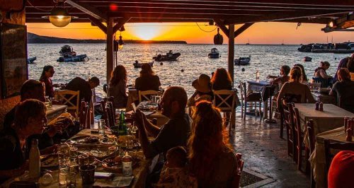 What and Where to Eat in Santorini Between Sunsets