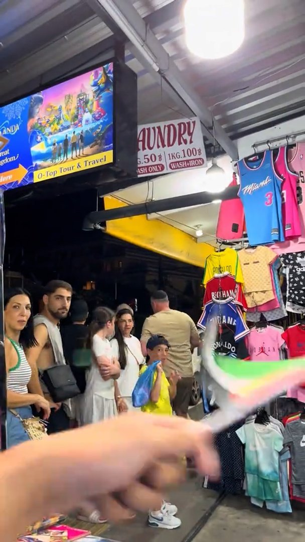 Thai vendor confronts Israeli tourists, raises Palestinian flag