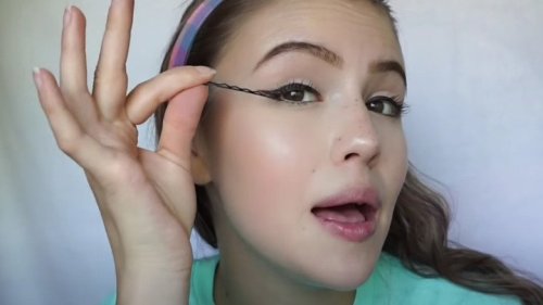 How To Use A Bobby Pin To Simply Apply Eyeliner