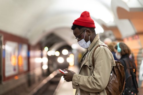 Virus Experts Comment on Maskless Public Transport amid New Variants