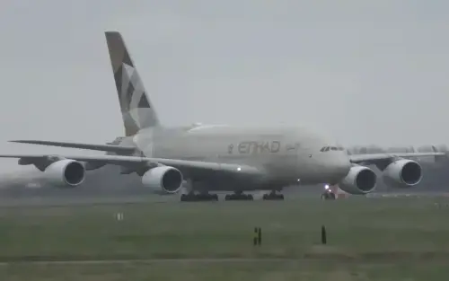 Pilot performs unbelievable maneuver landing Airbus A380 nearly sideways