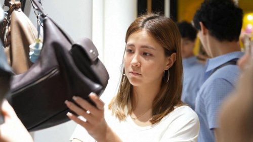 China: Visa-free policy drives surge of international shoppers in Shanghai.