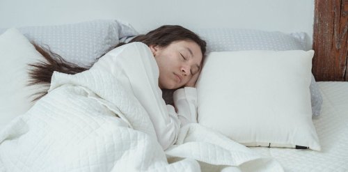 Mélatonine, CBD, camomille… Comment mieux dormir ?