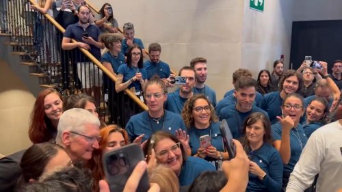 Tim Cook Visits Apple Store In Madrid, Spain To The Delight Of Staff And Customers