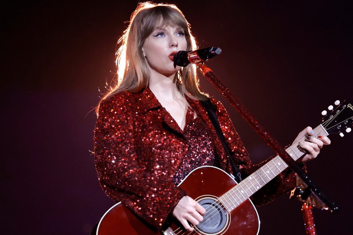 Taylor Swift's jet stalker speaks out, Shaq warns Jason Kelce, & more celeb news