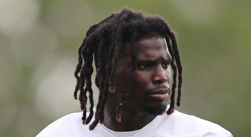 Tyreek Hill gets major backlash for allegedly smashing cigar in wife's face 