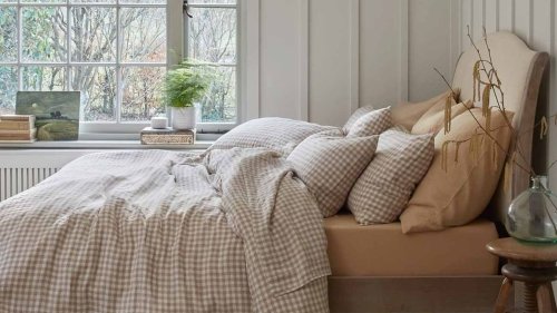 How to make your bedroom smell good for sleep