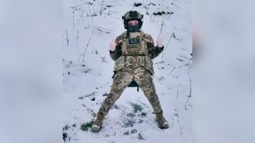 Ukrainian soldier does ‘Pikachu dance’ in the face of ongoing explosions