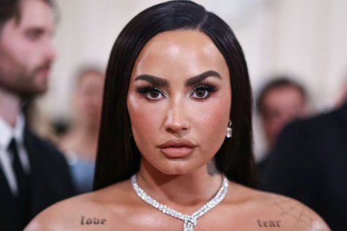 Demi Lovato is 'Cool For The Summer' in steamy poolside post