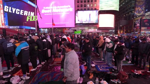 US: Muslims gather for iftar, Tarawih prayers in New York's Times Square