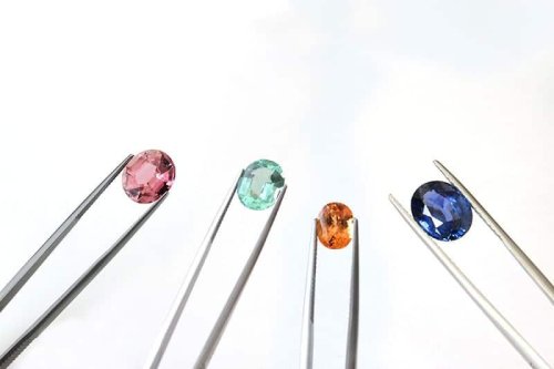 WHAT ARE FANCY COLORED DIAMONDS?