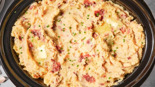 Crockpot Garlic Mashed Potatoes Are Here To Save Your Holiday