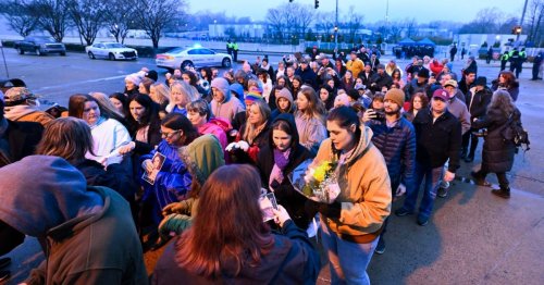 Hundreds pay respects to Lisa Marie Presley at Graceland memorial service