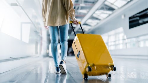 The Potentially Dangerous Reason The Color Of Your Luggage Matters