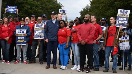 Biden joins UAW strikers at picket line