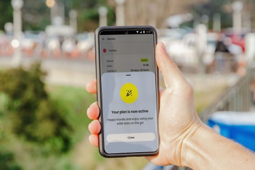 eSIM vs. international phone plans: Which is better for your next trip?
