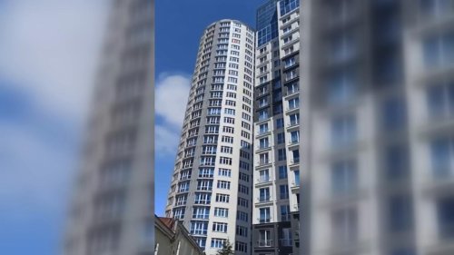Türkiye: MOMENT - High-rise building sways as 6.2 magnitude earthquake jolts Istanbul