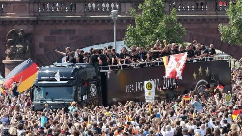 Germany given heroes' welcome in Berlin