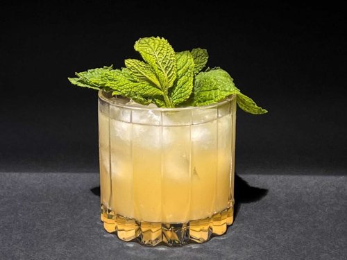 Smash Your Thirst with a Whiskey Smash Cocktail