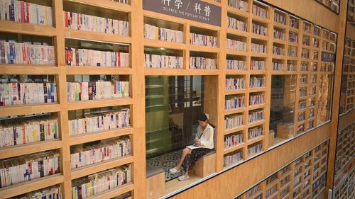 Thailand: Guangzhou bookstore unveils 30-meter book wall for World Book Day