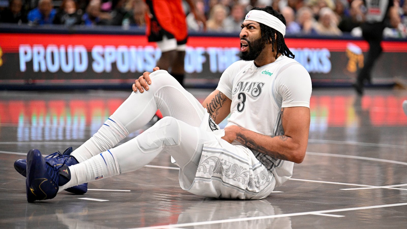 Anthony Davis already hurt, Jim Harbaugh eats like a child, and more sports news